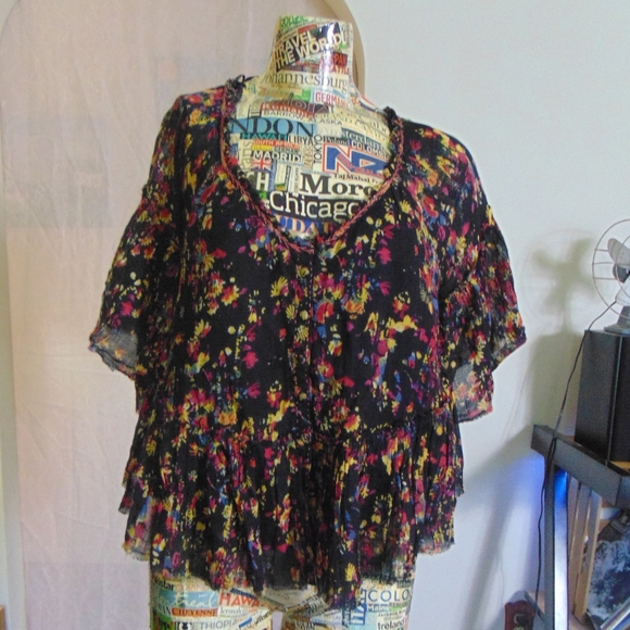 Free People Tops - EUC. FREE PEOPLE- Abstract Peasant Top Size Med.